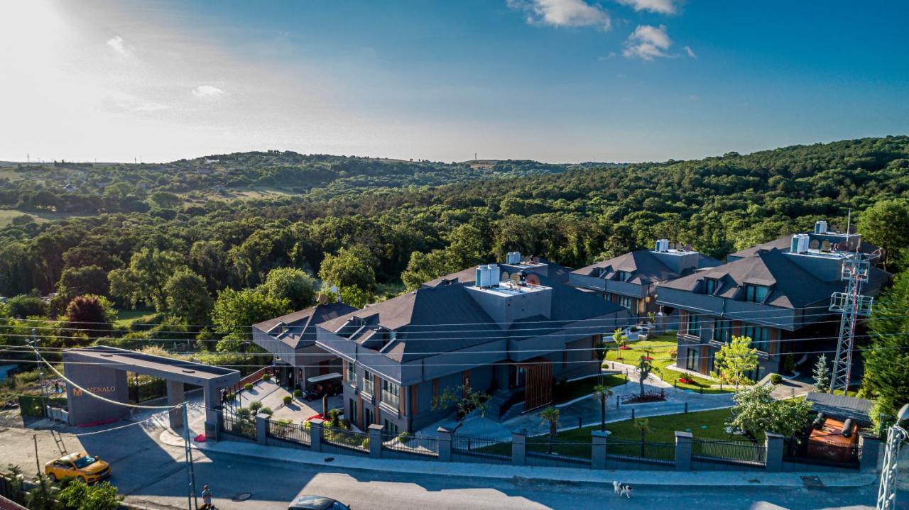 Menalo Hotel Premium Istanbul Airport Exterior foto The photo shows a scenic landscape featuring modern residential buildings situated amidst a lush green environment. The houses have dark roofs and are designed with multiple levels. Surrounding the homes is well-maintained landscaping, including tree